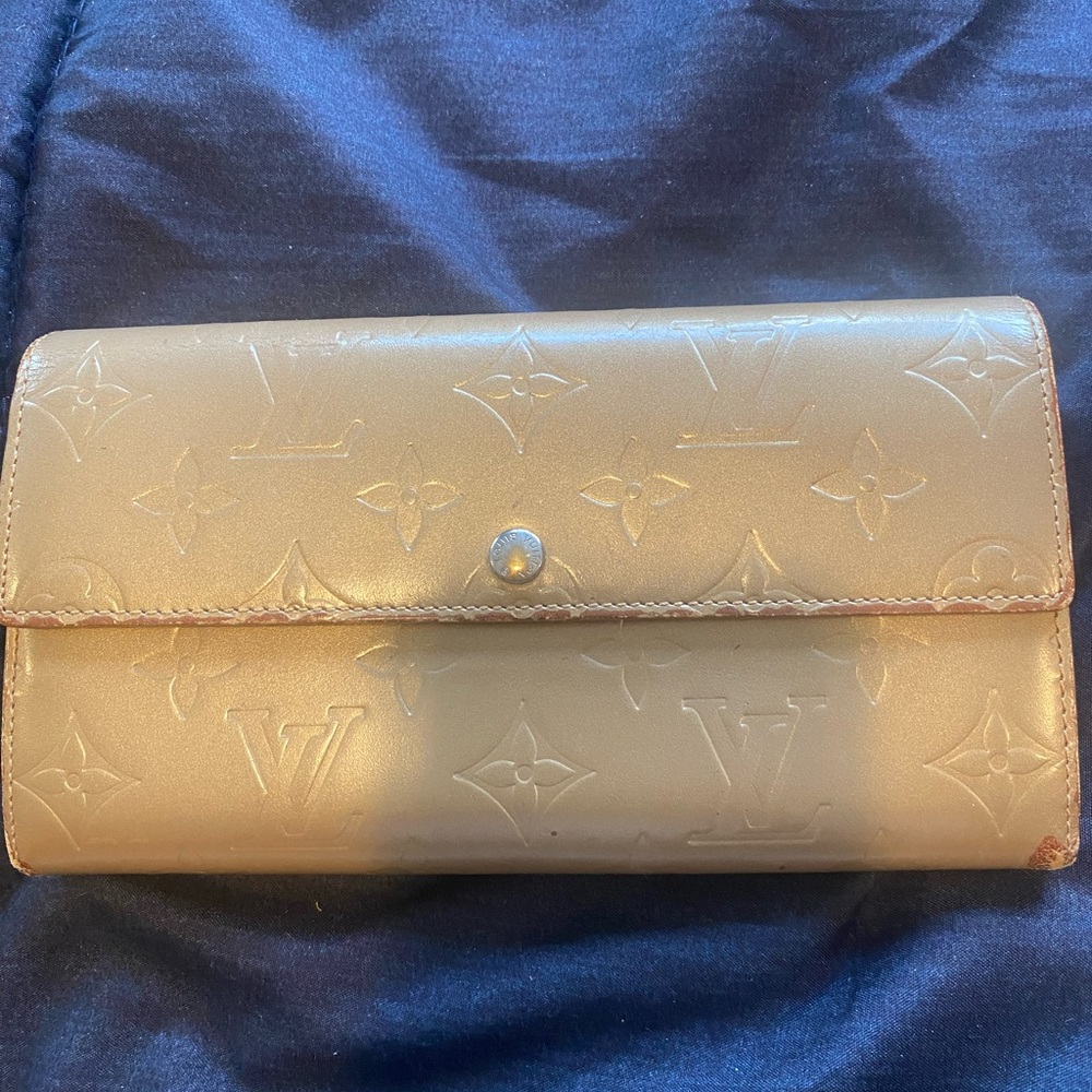 Louis Vuitton Vernis Wallet with Monogram Design